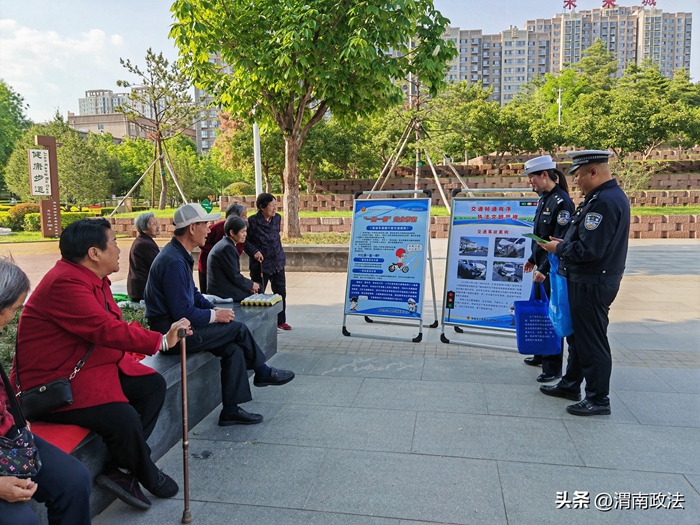 韩城市公安局交警大队新城中队宣传民警走进禹明宫社区开展交通安全宣传活动。 韩城市公安局交警大队新城中队宣传民警走进禹明宫社区开展交通安全宣传活动。