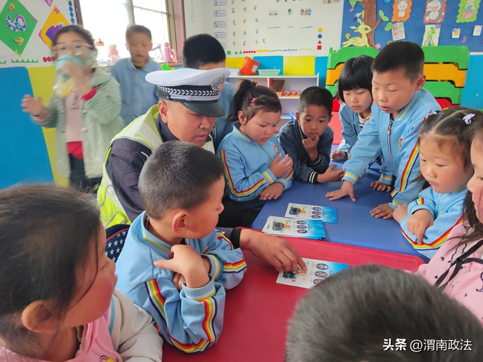 华州公安交警塬区中队走进辖区东方龙幼儿园开展“一盔一带”交通安全宣传教育活动。 华州公安交警塬区中队走进辖区东方龙幼儿园开展“一盔一带”交通安全宣传教育活动。