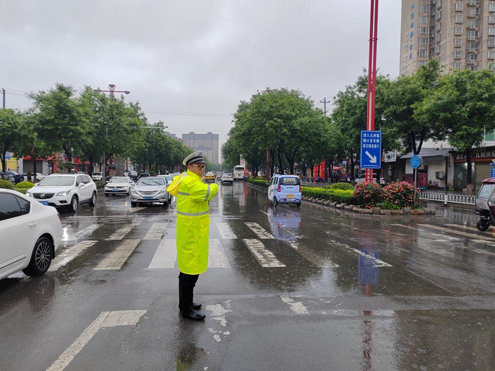 大荔公安交警坚守岗位保畅通。 大荔公安交警坚守岗位保畅通。