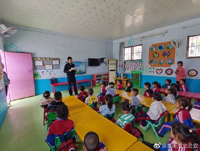 近日,渭北公安辛市派出所民警走进辖区校园开展普法宣传。 近日,渭北公安辛市派出所民警走进辖区校园开展普法宣传。