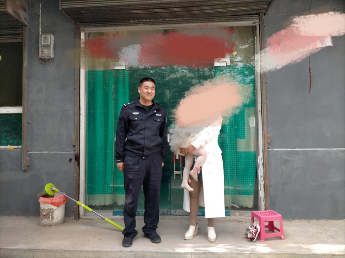 澄城公安庄头派出所为走失女孩找到家人。 澄城公安庄头派出所为走失女孩找到家人。