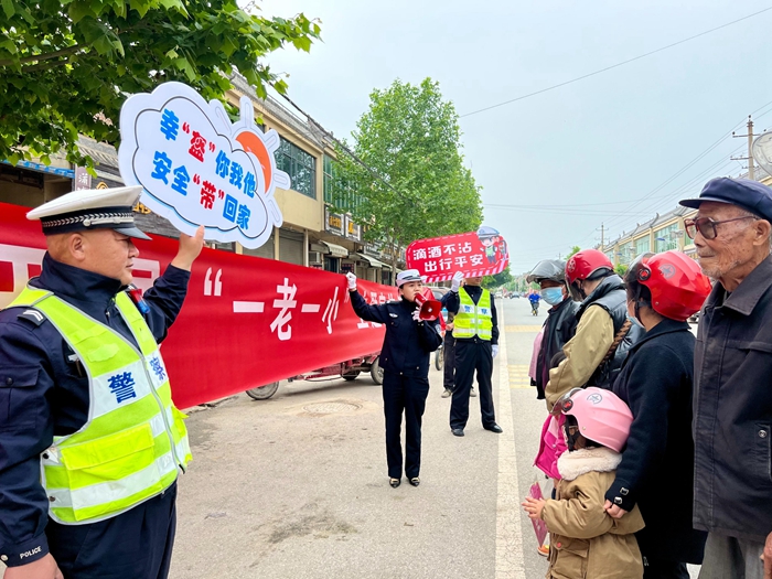 蒲城公安交警進“農村” 開展“一老一小” 交通安全主題宣傳活動。