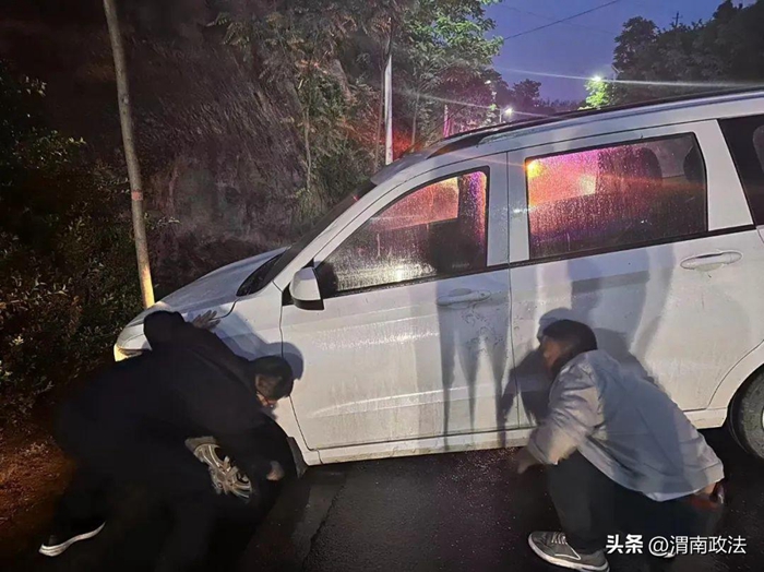 雨天路滑車輛側翻，潼關公安民警冒雨救援。