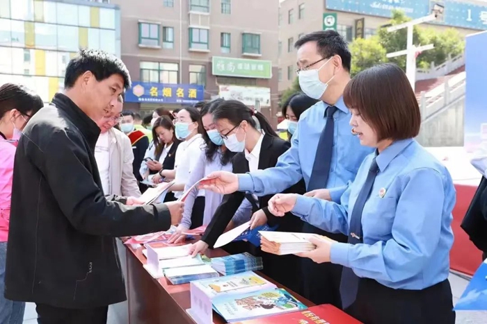 富平縣檢察院開展《勞動法》《保障農民工工資支付條例》等法律法規宣傳活動。
