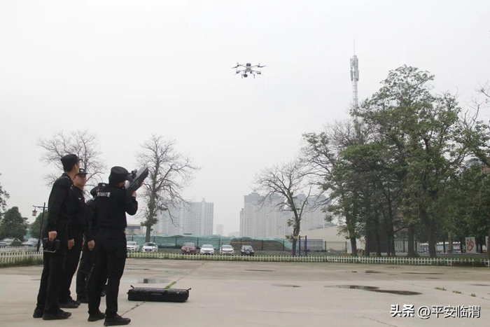 臨渭公安巡特警大隊開展無人機反制應用實戰訓練。