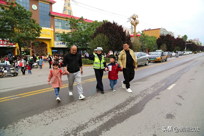 潼關交警在“上下學”這一“高峰”時段開展交通安全守護行動。
