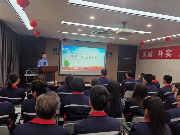 蒲城公安陳莊派出所深入企業開展禁毒宣傳活動。