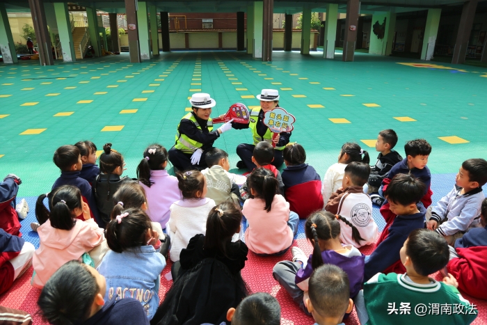 潼關縣公安局交警大隊城區中隊民警走進轄區大風車（品格）幼兒園開展“交通安全從娃娃抓起”守護行動。