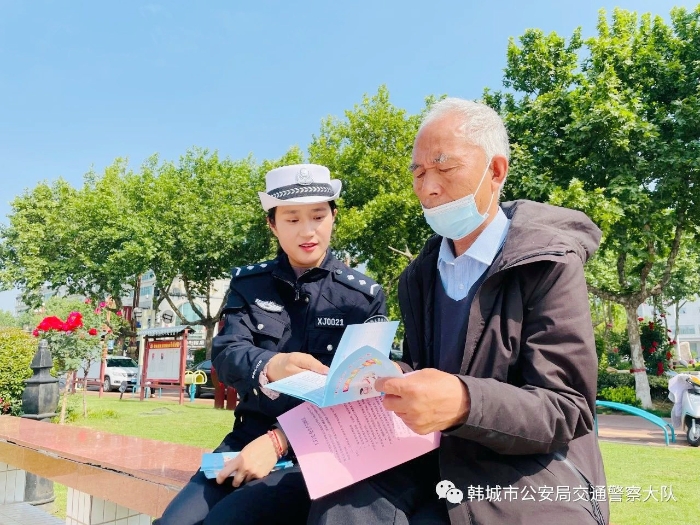 韓城市公安局交警大隊組織民警在太史公園開展“一盔一帶”安全守護行動宣傳主題活動。