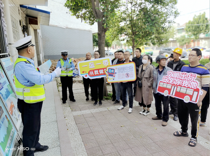 蒲城交警开展“美丽乡村行”交通安全宣传活动.