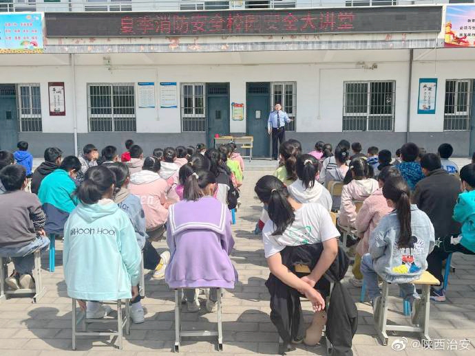 富平留古派出所深入辖区史家庙小学组织开展消防安全教育活动。