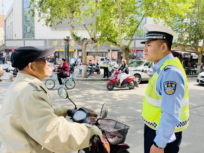 韩城公安交警深入开展“一盔一带”安全守护行动。