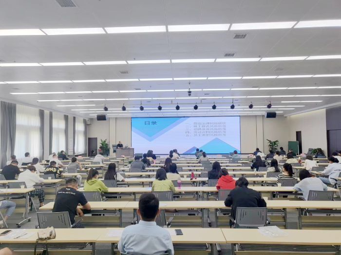 临渭区司法局举办区直属公司从业人员法律知识培训活动。