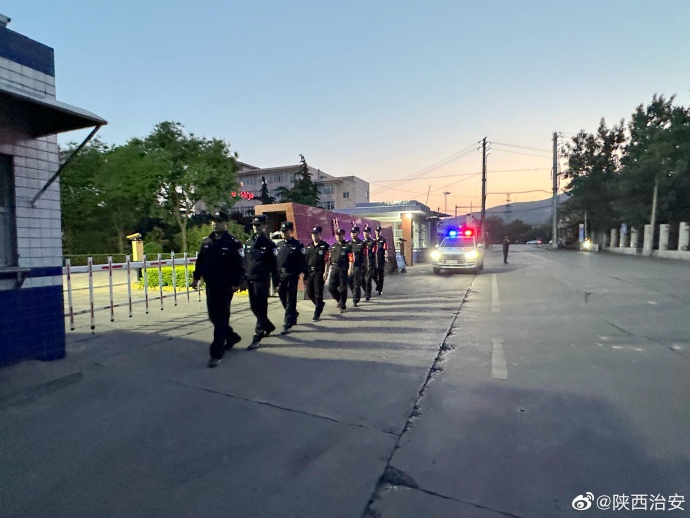 韩城市公安局西庄派出所民警深入辖区开展群防群治工作.