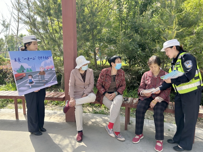 白水县公安局交通管理大队走进人和小区开展“关爱一老一小，守护平安出行”交通安全主题宣传活动。