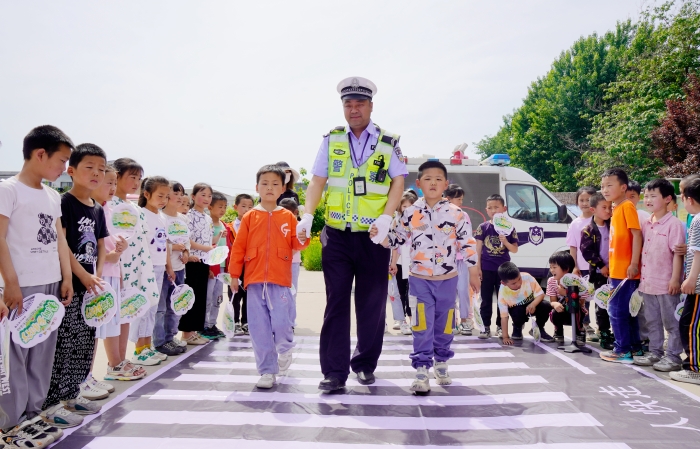 华州公安交警开展“美丽乡村行”暨“童行平安路”进校园活动。