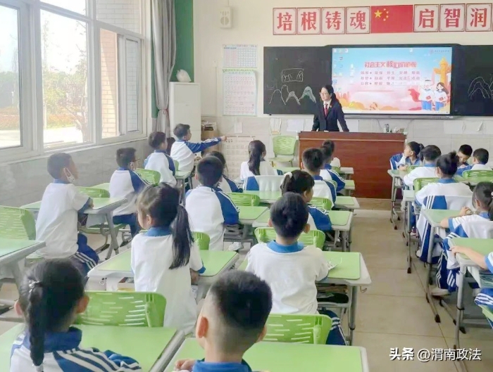韩城法院走进桢州学校为未成年人进行心理辅导和提供法治教育。