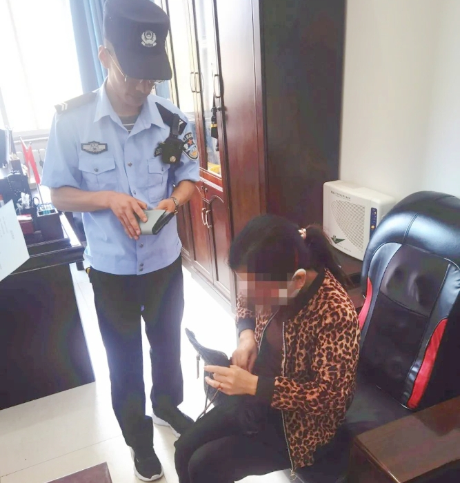 蒲城法院干警拾金不昧，将捡到的背包物归原主。