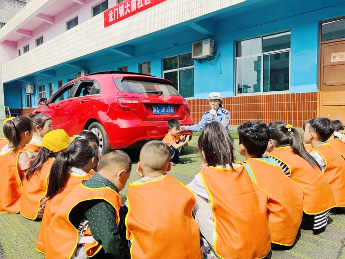 韩城公安交警进幼儿园开展交通安全宣传活动。