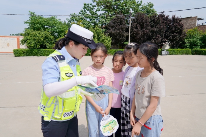 华州交管大队民警深入赤水镇开展“美丽乡村行”交通安全巡回宣讲活动.