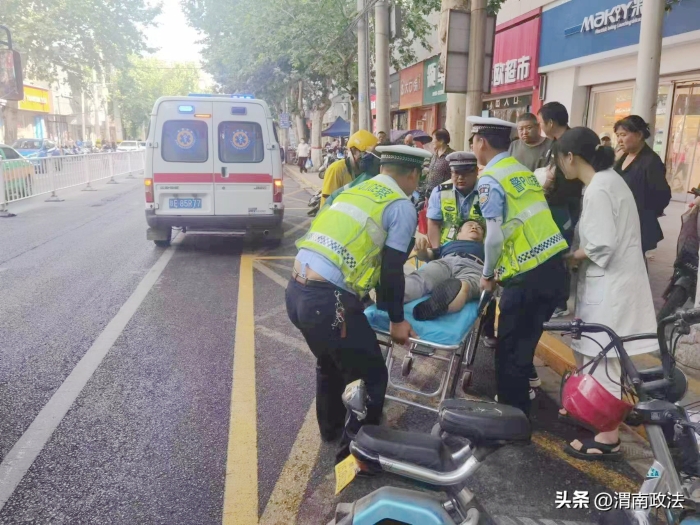 华州警民携手救助骑车摔倒男子。