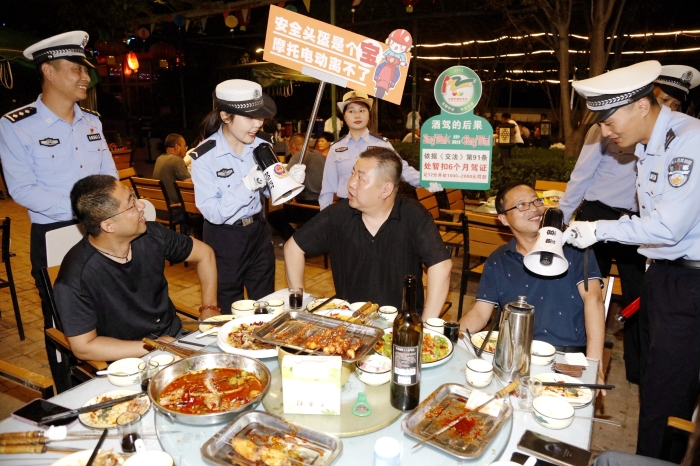 临渭交警走进夜市摊点宣传普及“酒驾、一盔一带”知识。