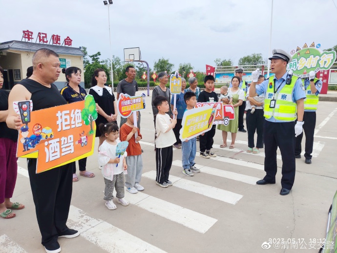 蒲城交警在农村持续开展“预防酒醉驾”、“一盔一带”等交通安全主题宣传活动。