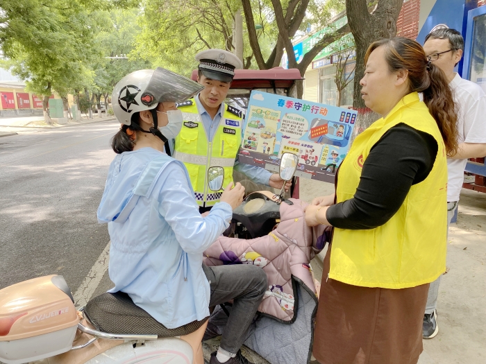 大荔公安交警城区中队走进红楼社区开展“一盔一带”交通安全宣传活动.