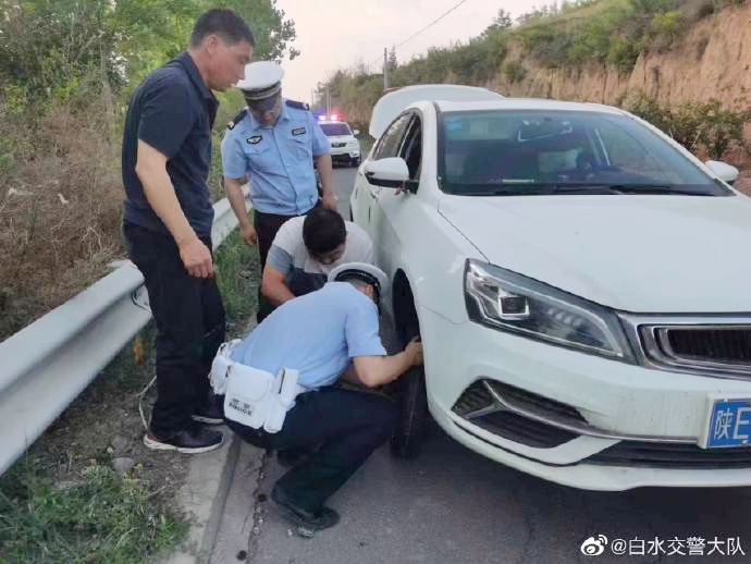 白水交警帮助群众更换轮胎，解决了群众的燃眉之急。