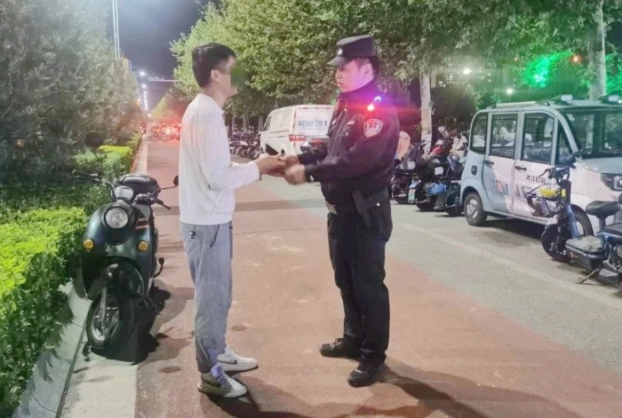 合阳公安捡到卡包，多方寻找失主并物归原主。