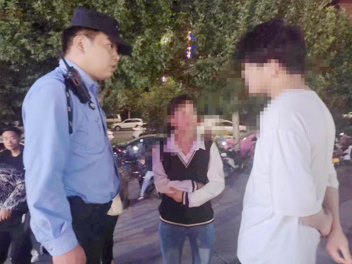 合阳公安找到与家人置气离家的男孩。