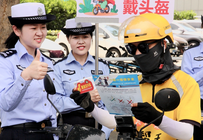 渭南市公安局交警支队法宣处民警和临渭大队民警一起在辖区开展“马路学堂”，让群众随时随地学习交通安全知识。