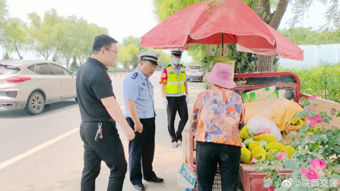 大荔公安交警联合镇政府对“马路市场”占道经营开展集中整治行动.