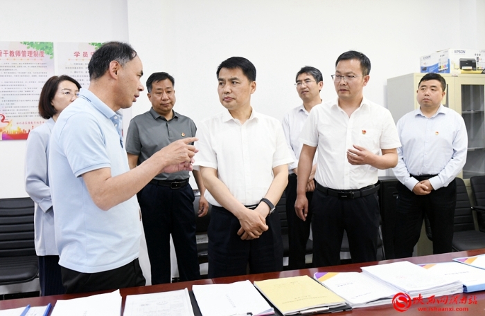 市委常委、政法委書記劉凱到白水縣督導檢查維穩安保、食品安全等工作。圖為在白水縣城關一中督導校園安全、食品安全工作。記者 許艾學 攝
