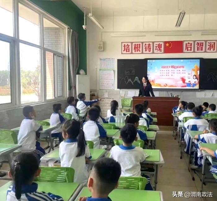 韓城法院少年法庭法官、干警并邀請人民陪審員一同前往韓城市楨州學校，為未成年人進行心理輔導和提供法治教育。