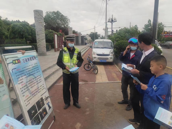 韓城公安交警開展進城務工人員交通安全宣傳活動。