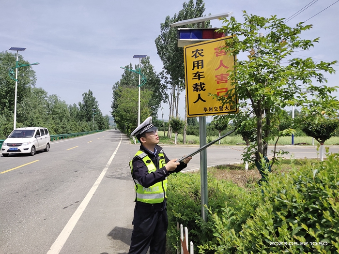 華州公安交警積極開展道路“路口透亮”行動。