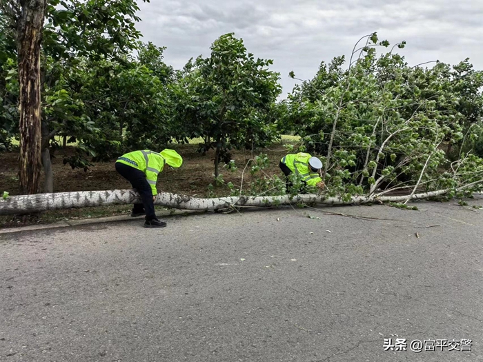 富平交警加強極端天氣道路安全巡查。