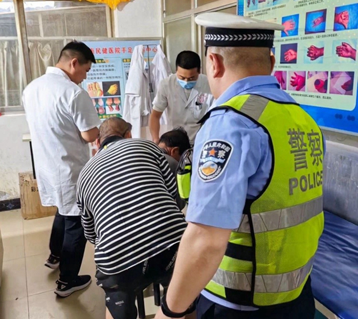 胳膊受傷求助，臨渭交警護送就醫。