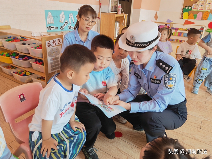 韩城公安交警走进幼儿园宣传交通安全知识。