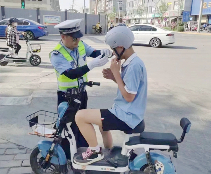 蒲城交警开展骑乘摩托车和电动车未佩戴安全头盔交通违法行为专项整治行动。