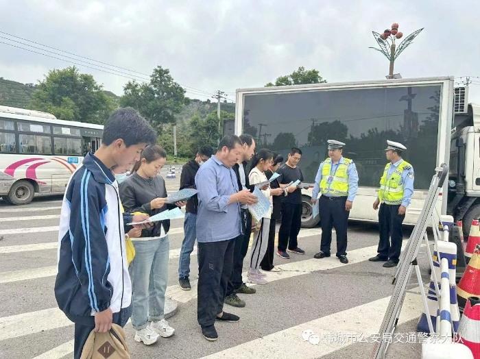 韩城市公安局交警大队芝川中队依托辖区执法检查站开展“美丽乡村行 电影下乡”宣传活动。