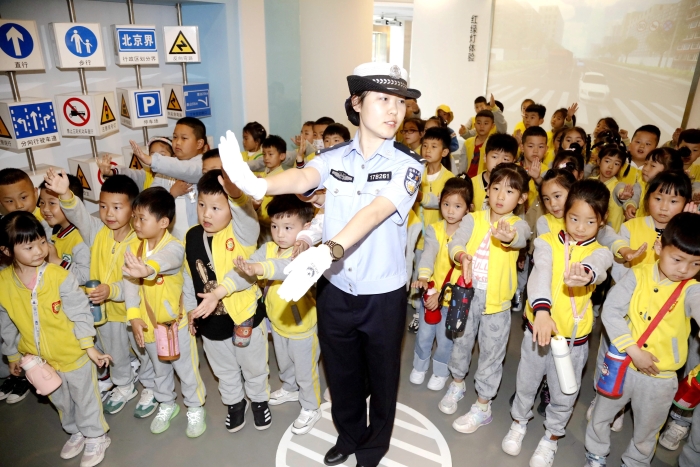 5月24日陕西省渭南市公安局交警支队临渭大队民警为孩子们进行交通警察指挥手势演示。