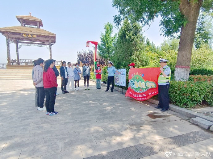 潼关交警积极开展美丽乡村行巡回交通安全宣传活动.