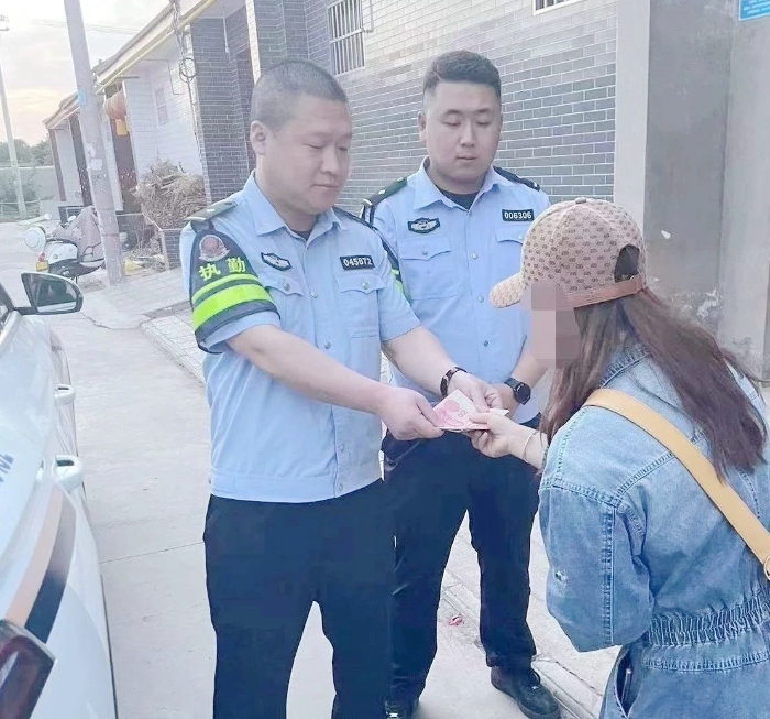 合阳公安帮助群众找回丢失的钱包。