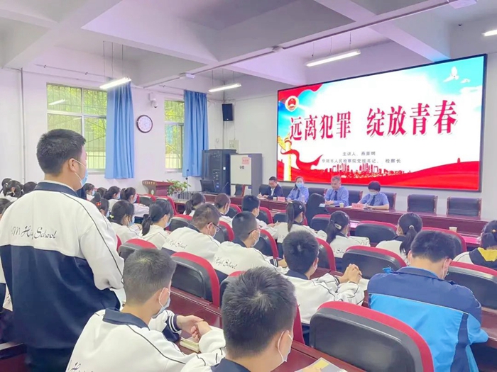 华阴市人民检察院走进岳庙高中开展法治宣讲活动。
