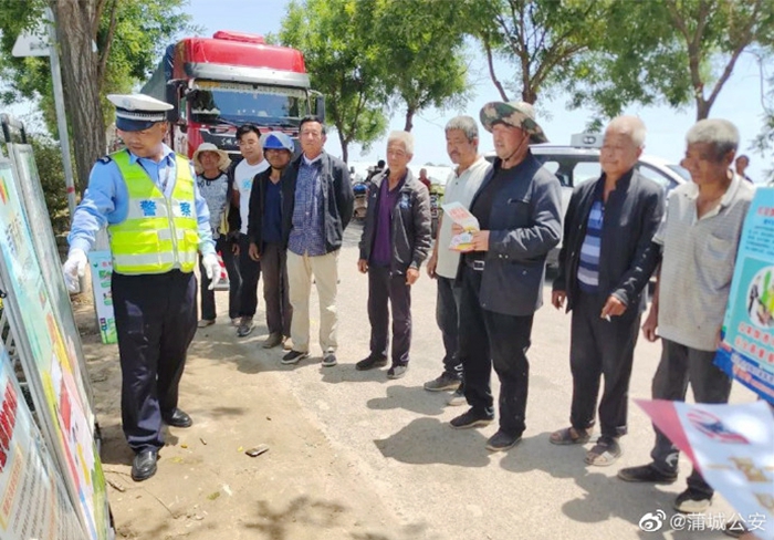 蒲城公安交管大队民辅警深入辖区瓜果市场开展交通安全宣传。