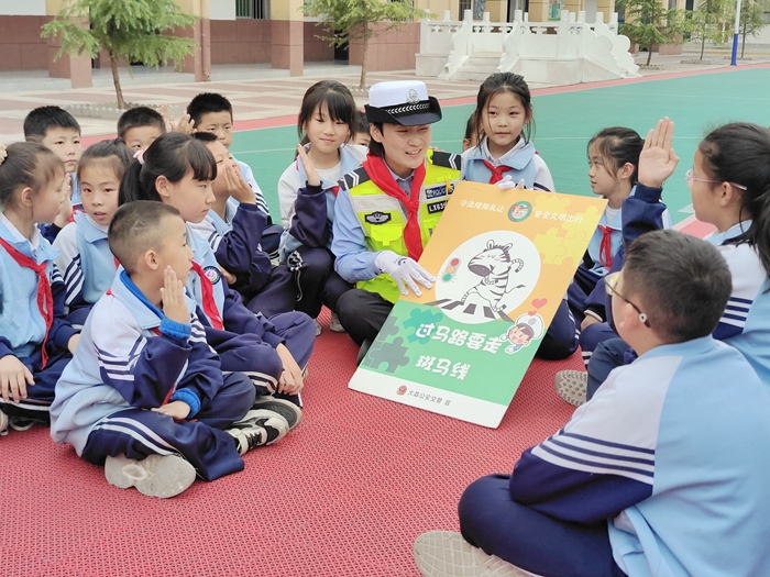 大荔公安交警联合文明交通志愿者走进荔东小学，开展“安全相伴·快乐成长”主题交通安全宣传活动。