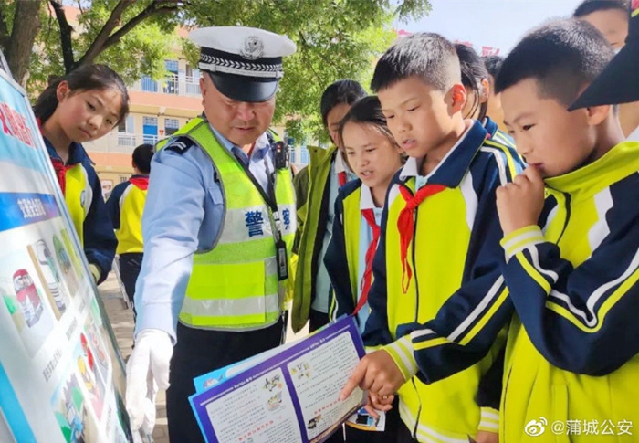 蒲城交警联合陈庄派出所共同走进辖区学校开展“法治进校园”宣传活动。