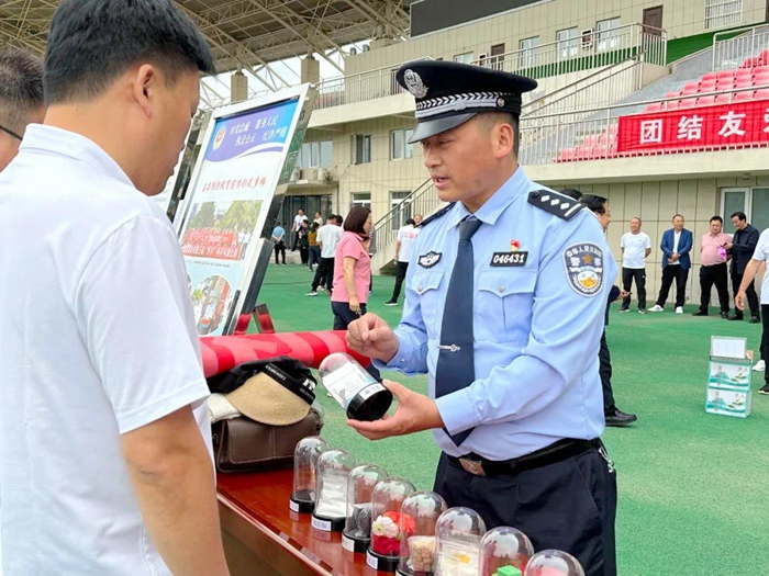 合阳县公安局在县体育场举办禁毒宣传教育活动。